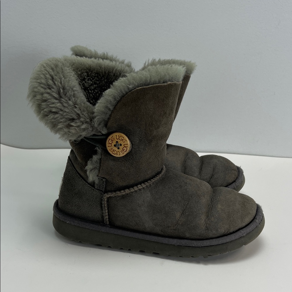 UGG Bailey Button II Boots Gray Suede Sheepskin Girls Size 2 Warm Winter